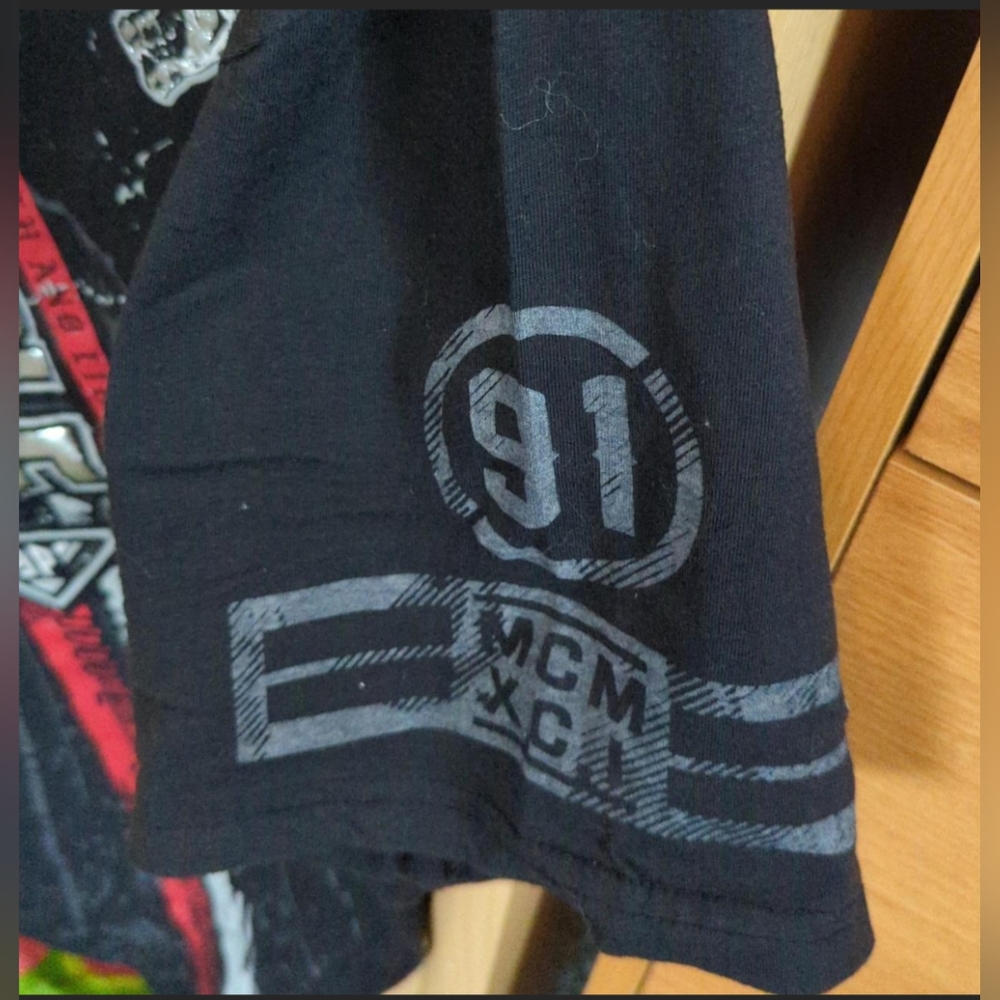 South Pole men's XL skull shirt sleeve and front graphic. Great condition - Picture 3 of 6